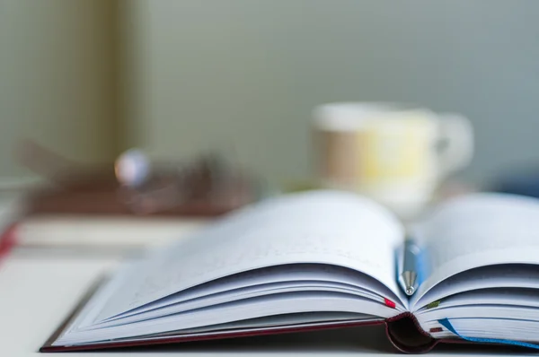 Dizüstü açık bulanık arka plan