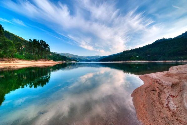 Céu refletindo na água — Fotografia de Stock