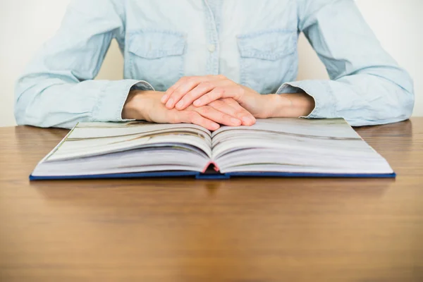 Leitura livro educação conceito — Fotografia de Stock