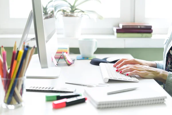 Bilgisayarda çalışan kadın.