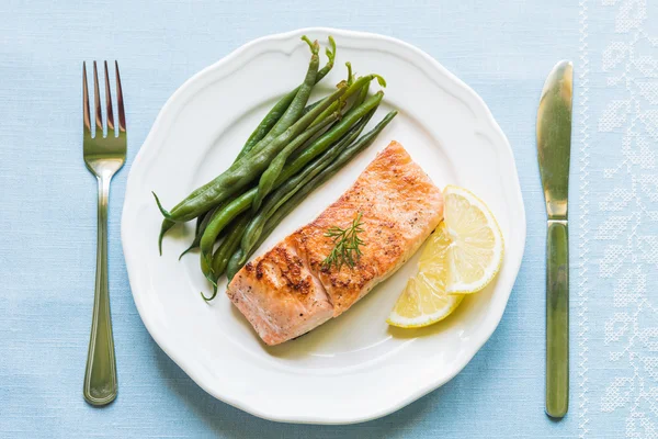 Grillad lax med gröna bönor — Stockfoto