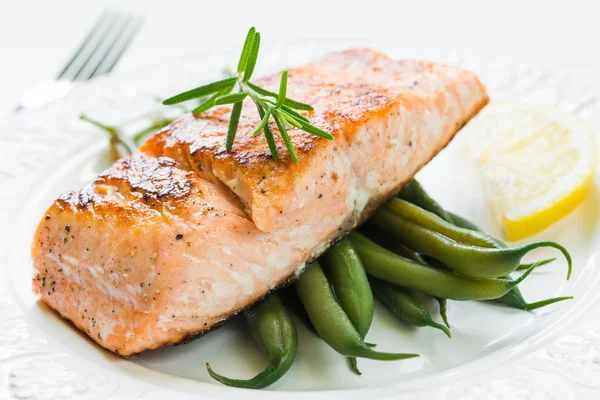 Grilled Salmon with Green Beans — Stock Photo, Image