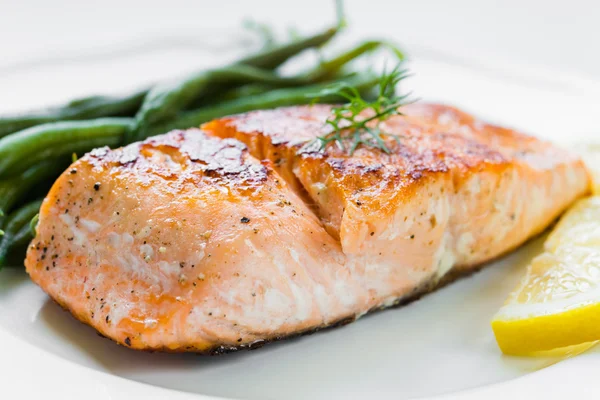 Grilled Salmon with Green Beans — Stock Photo, Image