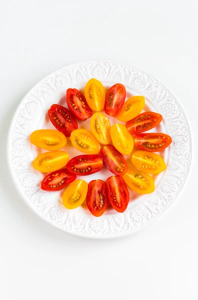 Tomates cereja na placa branca — Fotografia de Stock