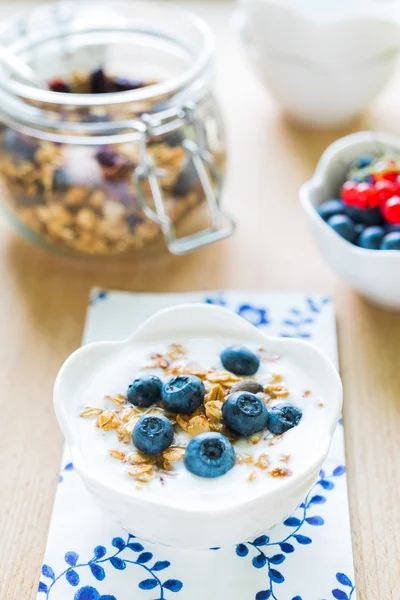 Zdravá snídaně s cereáliemi, jogurtu a čerstvého ovoce — Stock fotografie