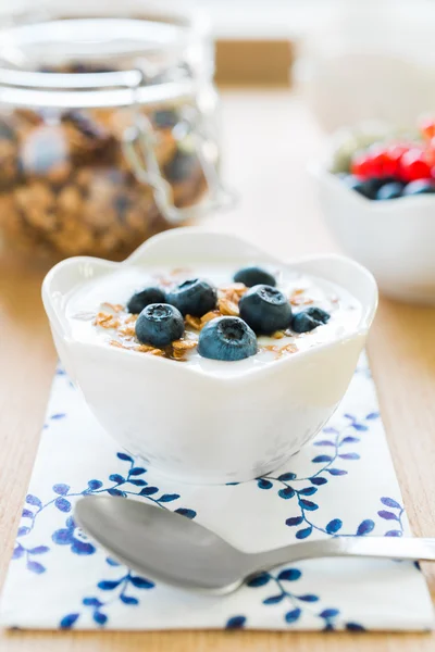 Zdravá snídaně s cereáliemi, jogurtu a čerstvého ovoce — Stock fotografie