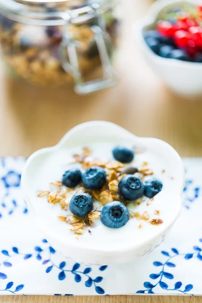 Gesundes Frühstück mit Müsli, Joghurt und frischem Obst — Stockfoto