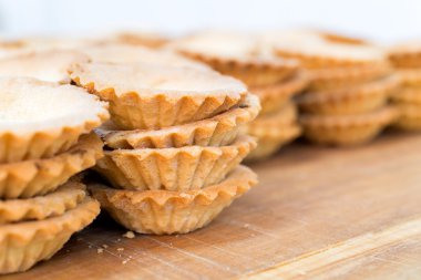 Ahşap masa üzerinde boş Tartlets