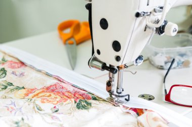 Dikiş makinesi ve kumaş portre