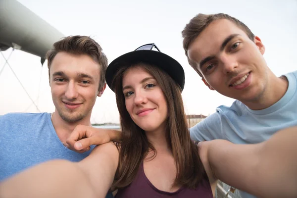 Tres amigos tomando selfie en el puente — Foto de Stock