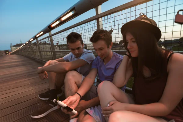 Tres amigos tomando selfie en el puente — Foto de Stock