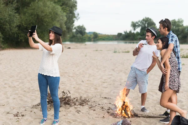 Jovens adultos tirando fotos e selfies em Sandy Beach — Fotografia de Stock