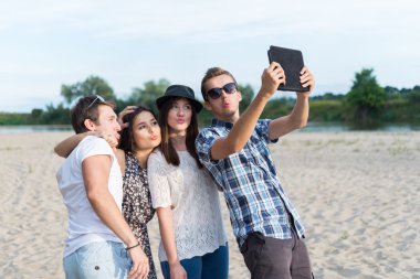 Selfie alarak genç yetişkin arkadaş grubu