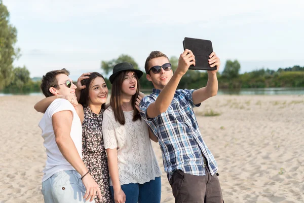 Grupo de amigos adultos jóvenes tomando selfie — Foto de Stock
