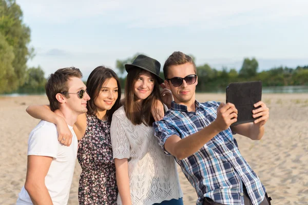 Grupo de amigos adultos jóvenes tomando selfie — Foto de Stock