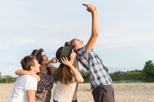Grup De Tineri Adult Friends Taking Selfie — Fotografie, imagine de stoc