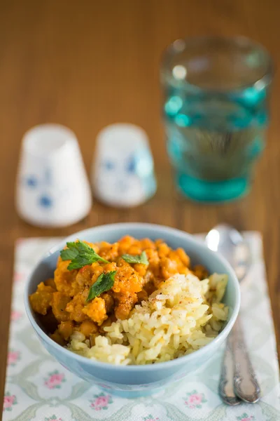 Κολοκύθα κάρυ με ρεβίθια και ρύζι ινδική κουζίνα — Φωτογραφία Αρχείου