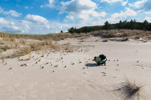 Photographe femme professionnelle prenant des photos sur la plage de sable — Photo