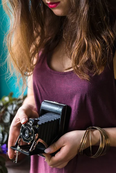 Vrouw nemen foto met retro camera — Stockfoto