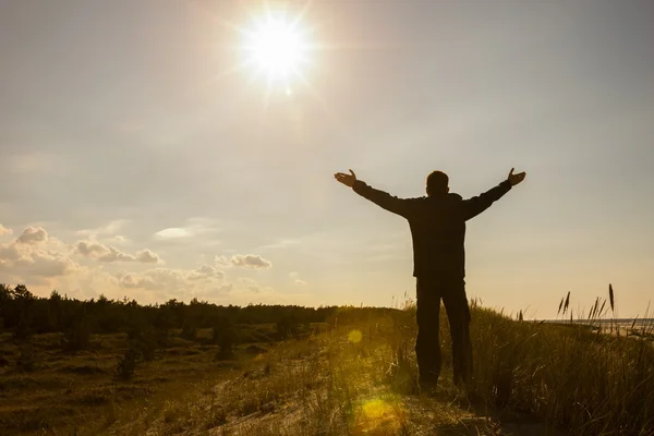 Adam ellerini yukarı siluet arka plan kaldırma