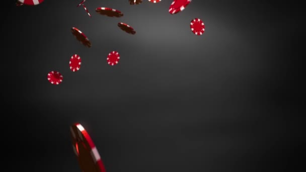 Фишки Red Casino, падающие на склон черного цвета — стоковое видео