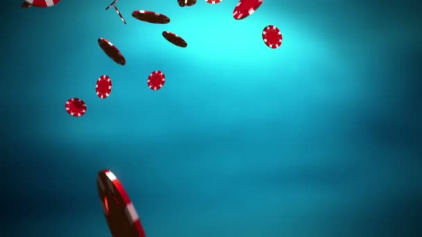 Red Casino fichas de color cayendo pendiente azul — Vídeos de Stock