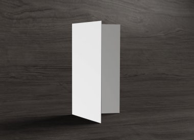 ahşap arka plan üzerinde broşür standı