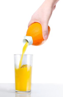 portakal suyu bir bardak içine dökülür