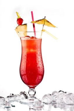 Alkollü kırmızı kokteyl