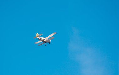 Gökyüzünde bir uçak