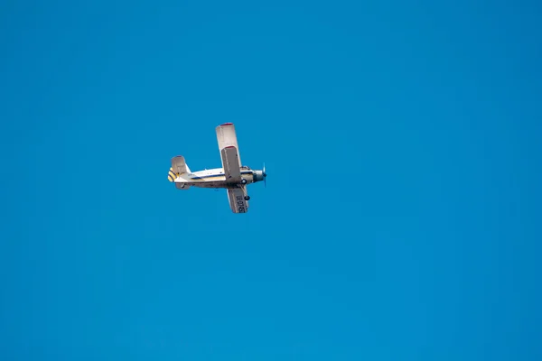 Flygplan i skyn Stockbild