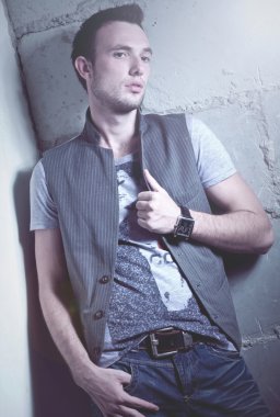 duvarın yanında adam