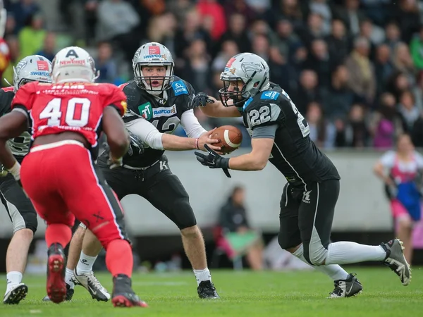 Raiders vs. fotbal — Stock fotografie