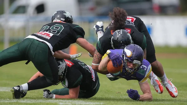 Draken vs. Vikingen voetbalspel — Stockfoto