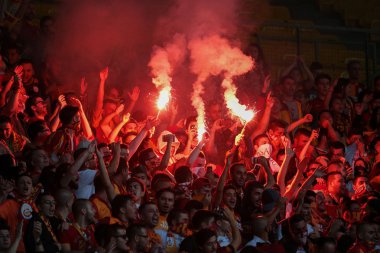 SK taraftarları takımı alkışlıyor