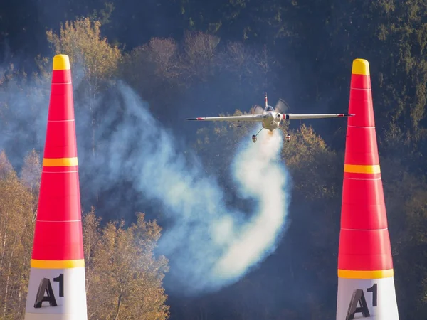 Carrera aérea de toro rojo — Foto de Stock