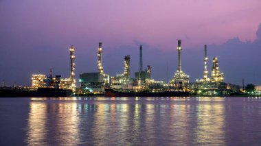 Güneş batımı petrokimyasal petrol rafinerisi fabrikası geceleri Chonburi eyaletinin şehir manzarası, Tayland manzarası