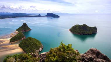 Prachuab Khirikhan Povince 'de deniz manzaralı plaj, Tayland manzarası.
