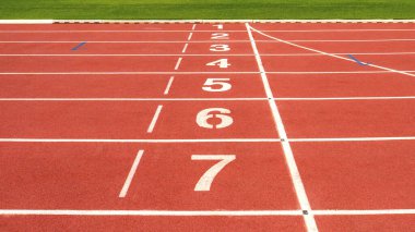 Atletizm stadyumunun arka planında kırmızı koşu yolu