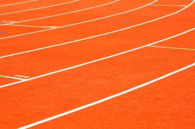 Atletizm stadyumunda kırmızı koşu pisti