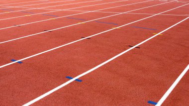 Atletizm stadyumunun arka planında kırmızı koşu yolu 