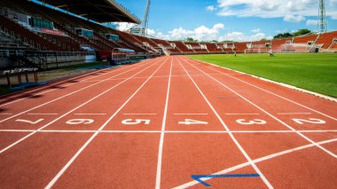 2017 'de Bangkok Tayland' dan atletizm stadyumunda kırmızı koşu pisti başlama noktası