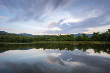 Su deposunda güzel bir gün batımı, bulutun yansıması, Tayland manzarası