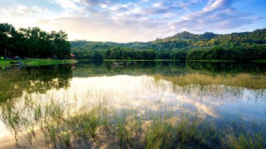 Rezervuarda güzel gün batımı, Tayland manzarası 