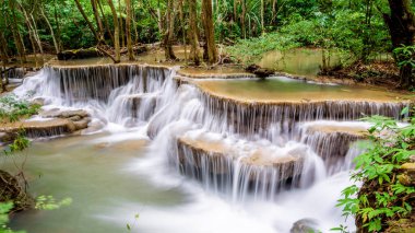 Huay Mae Kamin Şelalesi Khuean Srinagarindra Ulusal Parkı Kanchanaburi Povince, Tayland manzarası 