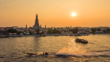 Güzel günbatımı Wat Arun tapınağı ve nehir gezisi Chao the River, Manzara Bangkok Tayland