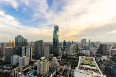 Metropolitan Bangkok şehrinin güzel günbatımı şehir merkezi silueti - Şehir manzarası Bangkok şehri Tayland