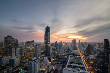 Bangkok şehri - güzel alacakaranlık, gün batımı uzun pozlama ışığı geceleri şehir manzarası, Bangkok Tayland manzarası