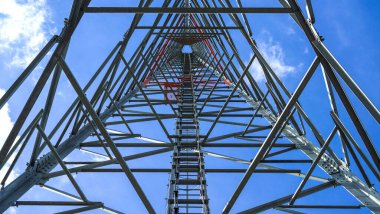 Telefon direği teknolojisi cep telefonu ağ baz istasyonu telekomünikasyon kulesi mavi gökyüzü arka planı - alt görünüm