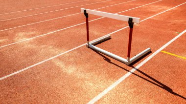 Kırmızı koşu pistinde engelli yarış engeli, atletizm stadyumu